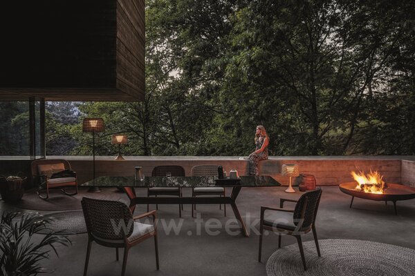 Gloster Venkovní lampa solární/LED samostojná nízká Ambient Mesh, Gloster, 41x65 cm, lakovaný rám hliník barva meteor, výplet umělý ratan hnědobéžový (carob), vč. dálkového ovládání
