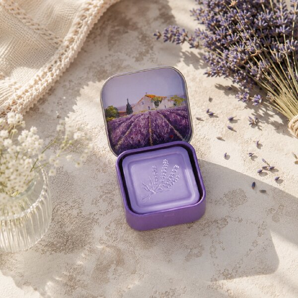 Esprit Provence Levandule a chatka v polích