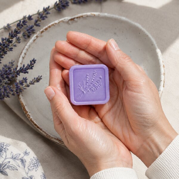 Esprit Provence Levandule a chatka v polích