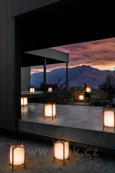 Gloster Venkovní solární LED lampa Ambient Lantern, Gloster, 35x35x43 cm, rám teak, stínidlo polypropylen, madlo lakovaná nerez, vč. dálkového ovládání a nabíjecího kabelu
