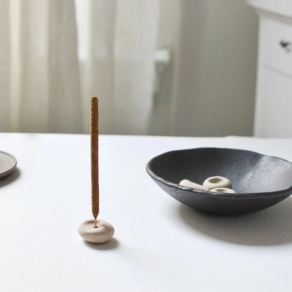 Cedar and Myrrh Stojánek na vonné tyčinky Pebble - Beige CM106