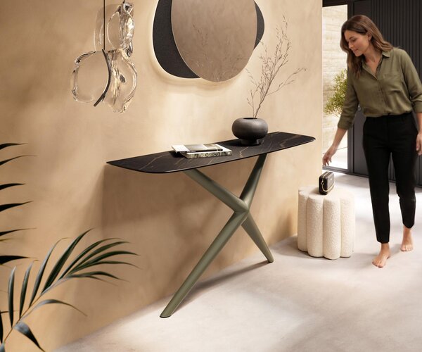 DELIFE Konzolový stůl Edge oválný tvar 140×40 cm keramika Laminam® Noir Desir hnědá Estelo kov titanová barva