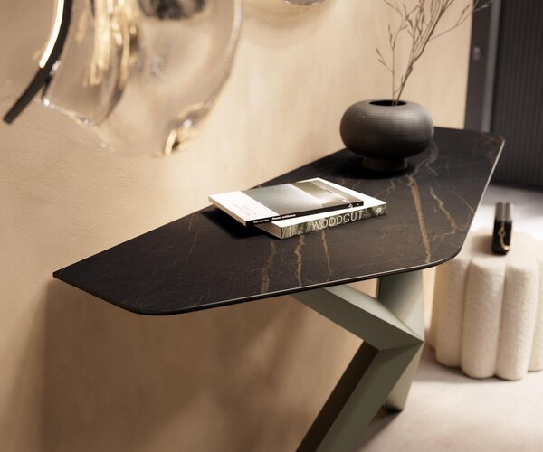 DELIFE Konzolový stůl Edge polygonální 140×50 cm keramika Laminam® Noir Desir hnědá Zentharo kov titanová barva