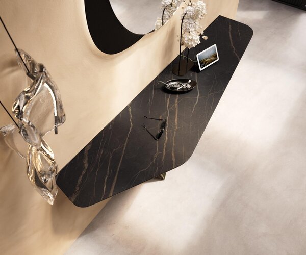 DELIFE Konzolový stůl Edge polygonální 180×50 cm keramika Laminam® Noir Desir hnědá Spios kov titanová barva
