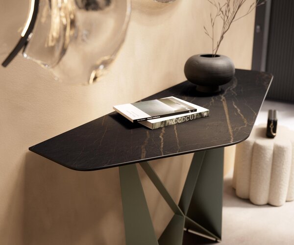 DELIFE Konzolový stůl Edge polygonální 140×50 cm keramika Laminam® Noir Desir hnědá Spios kov titanová barva