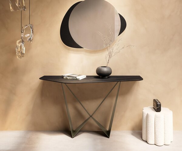 DELIFE Konzolový stůl Edge polygonální 140×50 cm keramika Laminam® Noir Desir hnědá Spios kov titanová barva