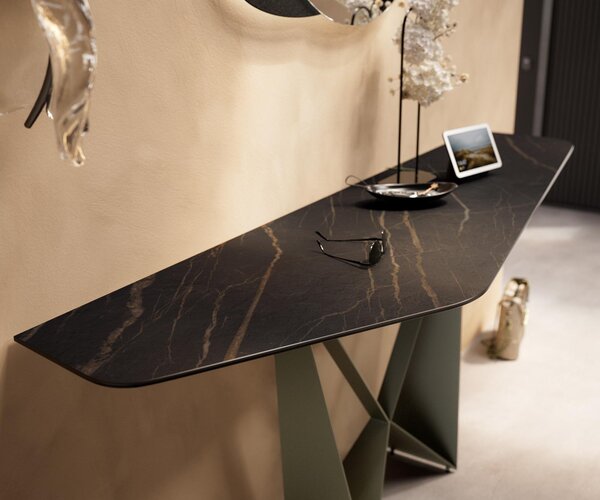 DELIFE Konzolový stůl Edge polygonální 180×50 cm keramika Laminam® Noir Desir hnědá Spios kov titanová barva