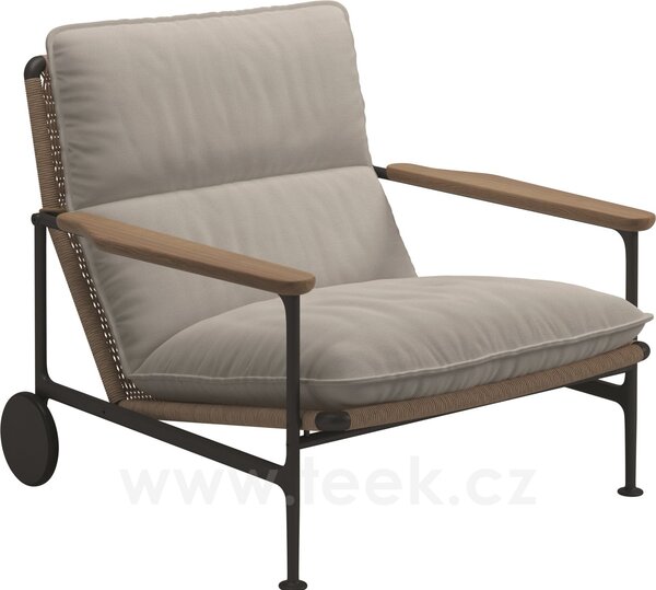 Gloster Nízké křeslo s kolečky Zenith, Gloster, 93x93x83 cm, rám hliník barva meteor, područky teak, výplet umělý ratan barva wheat, sedáky venkovní látka kat. B barva dle vzorníku