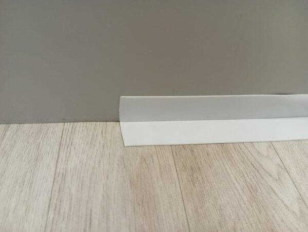 Obvodová podlahová lišta PVC měkčená 112 - bílá