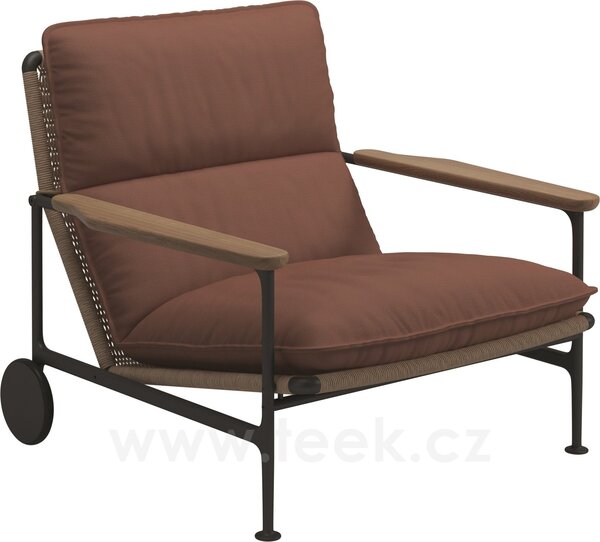 Gloster Nízké křeslo s kolečky Zenith, Gloster, 93x93x83 cm, rám hliník barva meteor, područky teak, výplet umělý ratan barva wheat, sedáky venkovní látka kat. B barva dle vzorníku