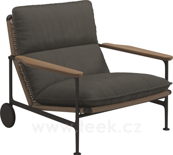 Gloster Nízké křeslo s kolečky Zenith, Gloster, 93x93x83 cm, rám hliník barva meteor, područky teak, výplet umělý ratan barva wheat, sedáky venkovní látka kat. B barva dle vzorníku