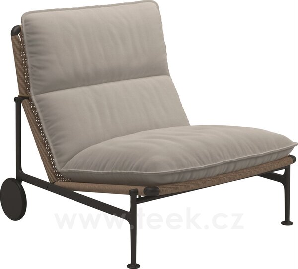 Gloster Nízká židle s kolečky Zenith, Gloster, 93x84,5x83 cm, rám hliník barva meteor, výplet umělý ratan barva wheat, sedáky venkovní látka kat. C barva dle vzorníku