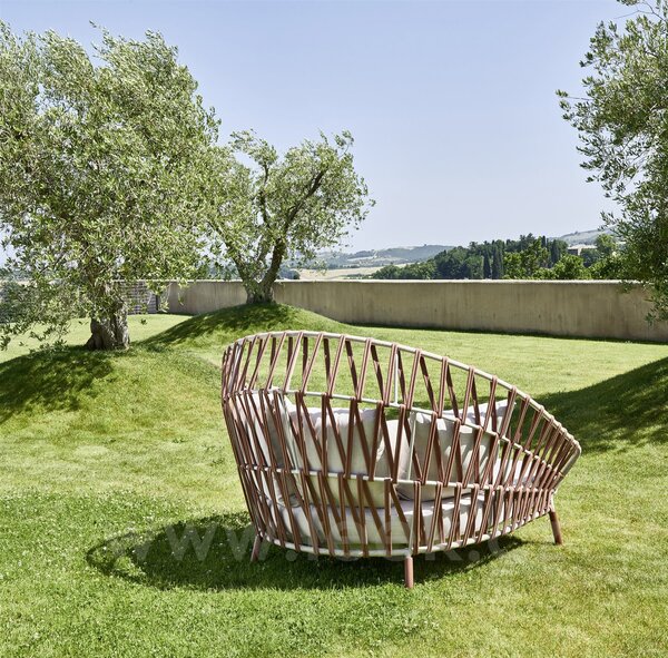Varaschin Denní postel Emma Cross, Varaschin, 185x154x130 cm, rám hliník, pásový výplet, matrace a 7 opěrných polštářů venkovní látka kat. C, barevné provedení dle vzorníku