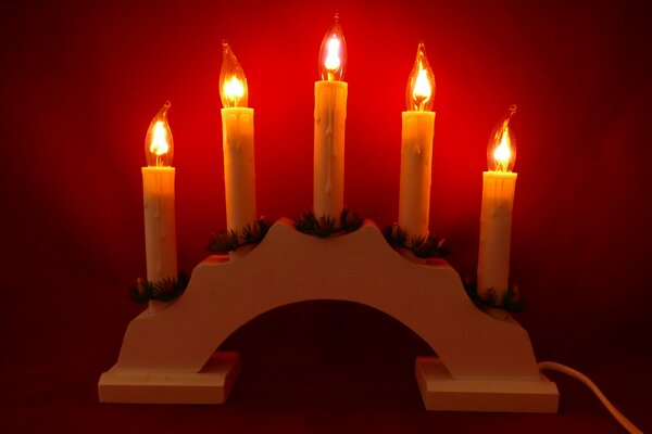 Vánoční dřevěný svícen v bílé barvě, imitace plamene, 5 svíček
