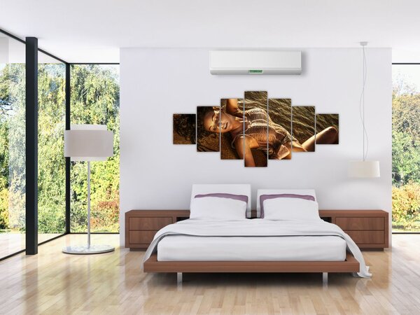 Obraz ženy ležící na pláži (210x100 cm)