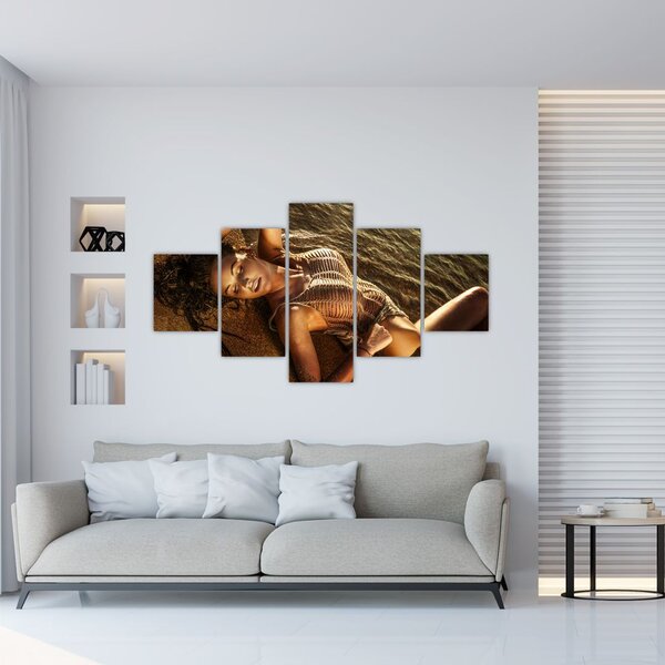 Obraz ženy ležící na pláži (125x70 cm)