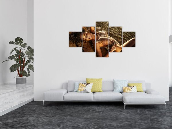 Obraz ženy ležící na pláži (125x70 cm)