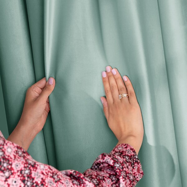 Světle zelený sametový dimout závěs 140x245 cm Pleat – Restilo