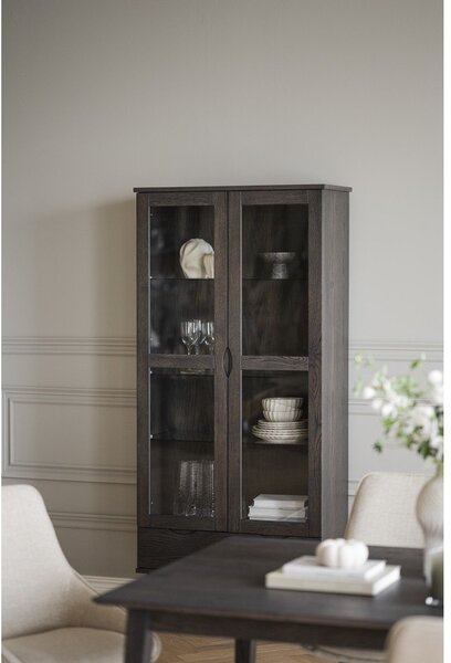 Hnědá vitrína v dekoru dubu 82x185 cm Filippa – Rowico