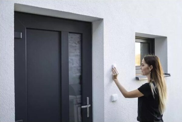 Bezdrátový zvonek do zásuvky 230V + 1xCR2032 IP44 bílá