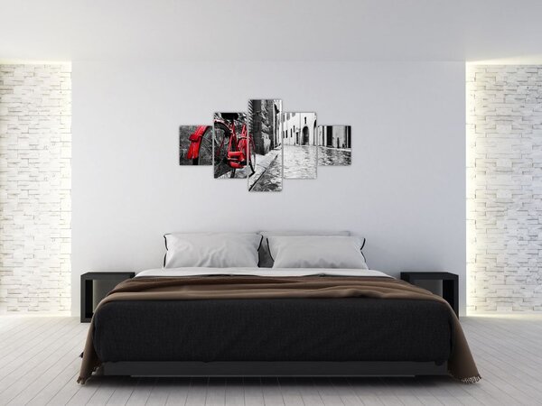 Obraz červeného kola na dlážděné ulici (125x70 cm)