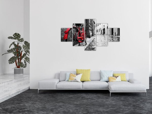 Obraz červeného kola na dlážděné ulici (125x70 cm)