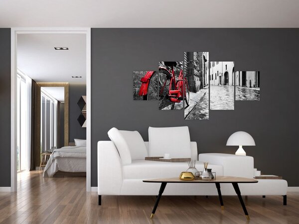 Obraz červeného kola na dlážděné ulici (125x70 cm)