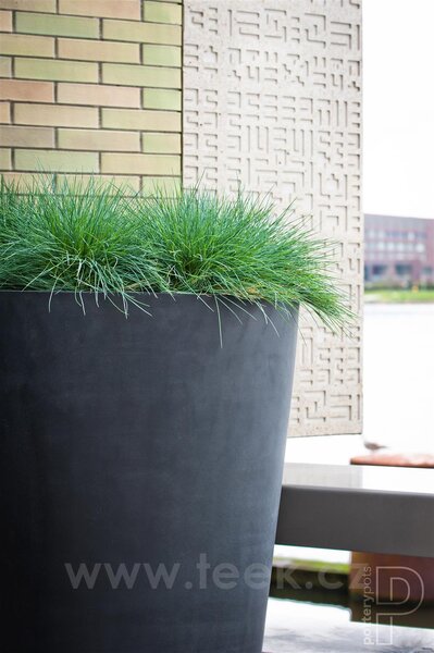Pottery Pots Venkovní květináč kulatý Belle M, Black (barva černá), kolekce Natural, kompozit Fiberstone, průměr 47 cm x v 70 cm, objem cca 88 l
