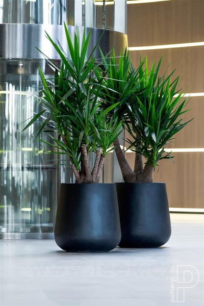 Pottery Pots Venkovní květináč kulatý Pax XL, Black (barva černá), kolekce Natural, kompozit Fiberstone, průměr 66 cm x v 67 cm, objem cca 188 l