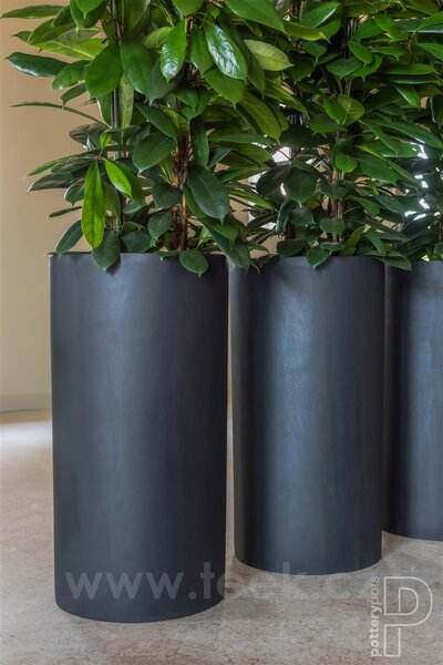 Pottery Pots Venkovní květináč kulatý Klax M, Black (barva černá), kolekce Natural, kompozit Fiberstone, průměr 30 cm x v 60 cm, objem cca 42 l