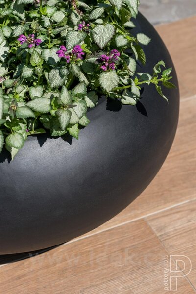 Pottery Pots Venkovní květináč kulatý Cora S, Black (barva černá), kolekce Natural, kompozit Fiberstone, průměr 47 cm x v 25,5 cm, objem cca 33 l