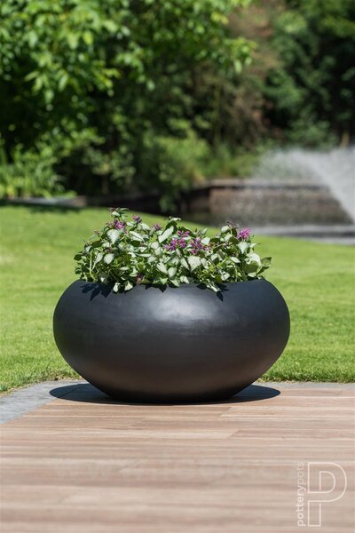 Pottery Pots Venkovní květináč kulatý Cora S, Black (barva černá), kolekce Natural, kompozit Fiberstone, průměr 47 cm x v 25,5 cm, objem cca 33 l