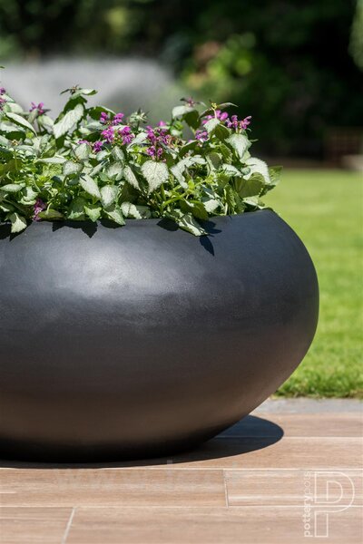 Pottery Pots Venkovní květináč kulatý Cora S, Black (barva černá), kolekce Natural, kompozit Fiberstone, průměr 47 cm x v 25,5 cm, objem cca 33 l