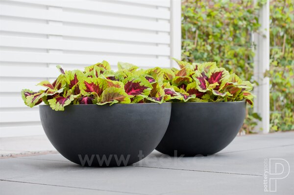 Pottery Pots Venkovní květináč kulatý Vic Bowl M, Black (barva černá), kolekce Natural, kompozit Fiberstone, průměr 50 cm x v 23 cm, objem cca 23 l