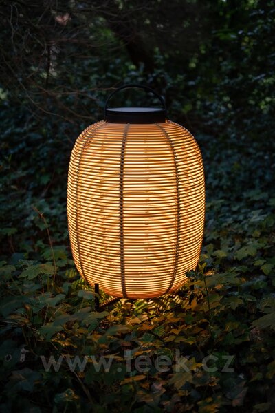 Vincent Sheppard Venkovní solární LED lampa Tika s ocelovou černou podnoží, Vincent Sheppard, Ø47x69 cm, umělý ratan barva black