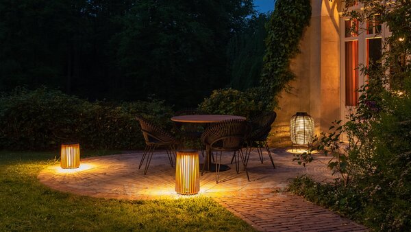 Vincent Sheppard Venkovní solární LED lampa Maya, Vincent Sheppard, Ø27x34 cm, lakovaný hliník barva Black, teakové dřevo, solární panel