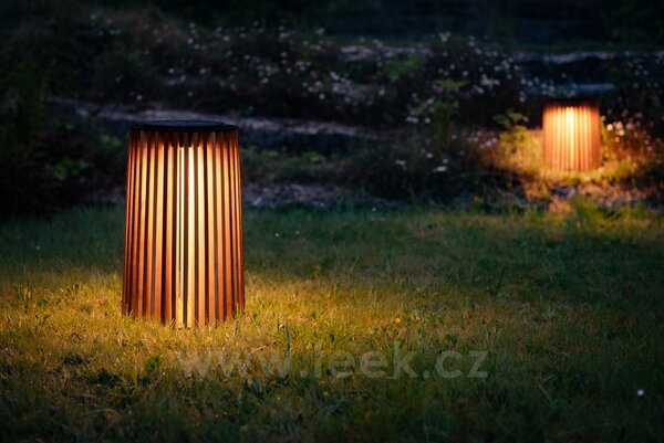 Vincent Sheppard Venkovní solární LED lampa Maya, Vincent Sheppard, Ø27x34 cm, lakovaný hliník barva Black, teakové dřevo, solární panel