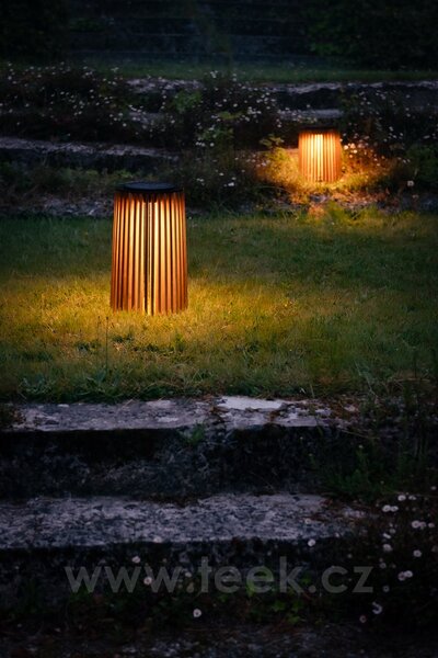 Vincent Sheppard Venkovní solární LED lampa Maya, Vincent Sheppard, Ø28x48 cm, lakovaný hliník barva Black, teakové dřevo, solární panel