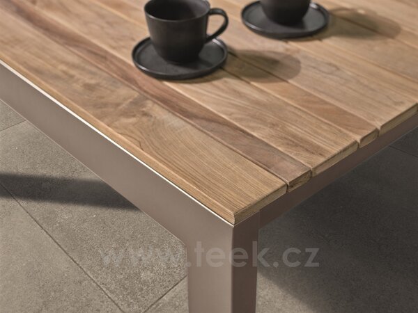 Stern Konferenční stolek Luc, Stern, čtvercový 80x80x40 cm, rám lakovaný hliník sand matt, deska teak