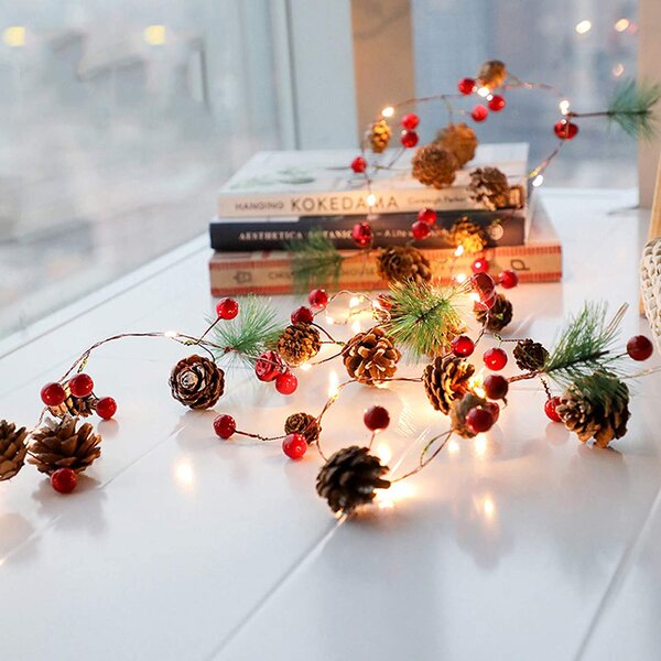 Světelný vánoční řetěz s šiškami, červenými bobulemi a jehličím, 80 LED, různé barvy Barva: Různobarevná