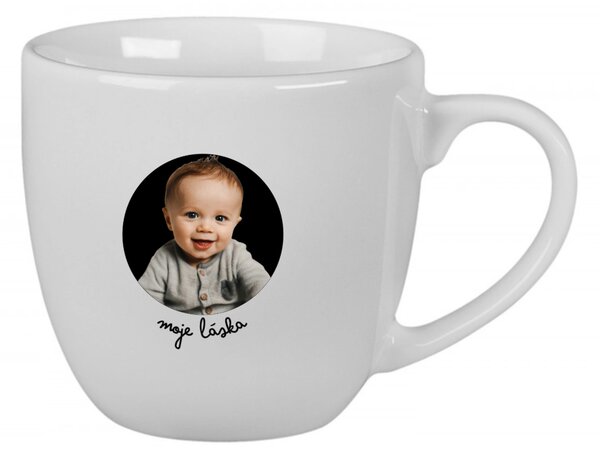 Personalizovaný keramický hrnek 400 ml s výřezem fotky na podkladu
