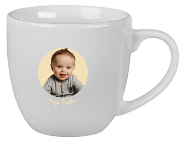 Personalizovaný keramický hrnek 400 ml s výřezem fotky na podkladu