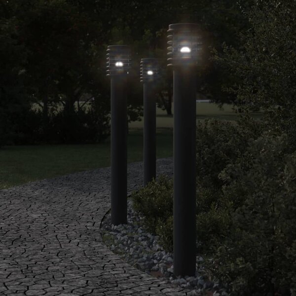 Venkovní stojací lampa se zásuvkou černá 110 cm nerezová ocel