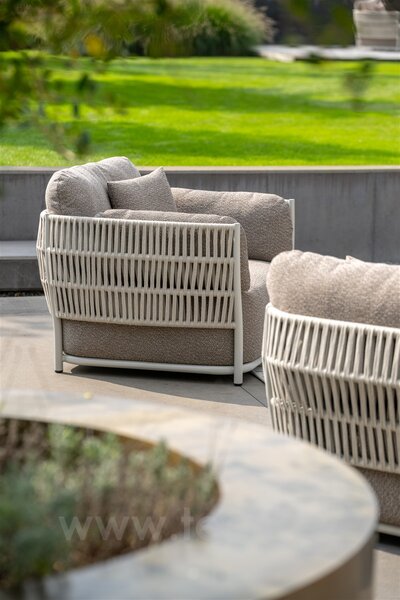 Jati Kebon Nízké křeslo Cala, Jati Kebon, rám hliník barva dune mat, pásový výplet barva linen, bez sedáků