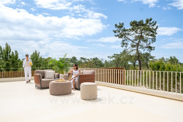 Jati Kebon Nízké křeslo Cala, Jati Kebon, rám hliník barva dune mat, pásový výplet barva linen, bez sedáků