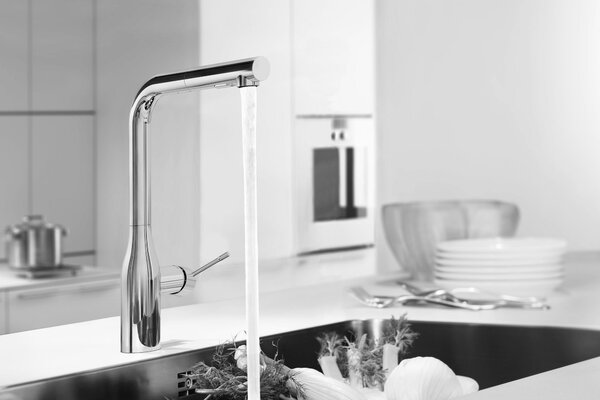 Grohe Essence kuchyňská baterie stojící StarLight Chrome 30270000