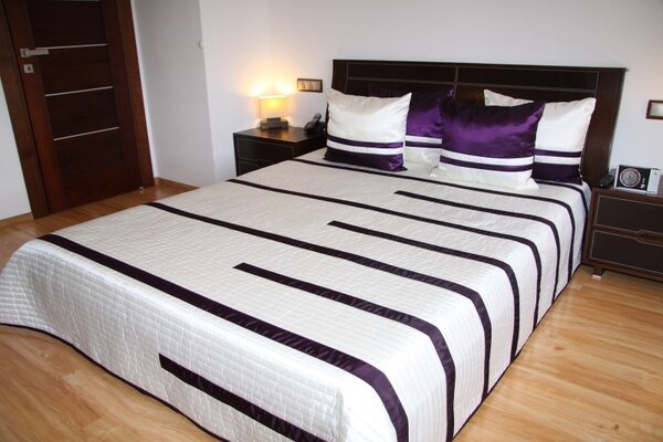 Luxusní přehozy na postel v bílé barvě s fialovými proužky