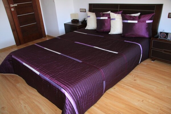 Přehoz na postel tmavě fialové barvy s bílými pruhy