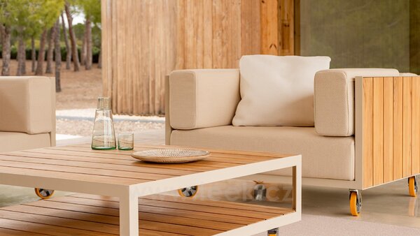 Vondom Nízké křeslo na kolečkách Vineyard, Vondom, 107x94x71 cm, lakovaný hliník, teak natural, sedáky venkovní látka Group 1A a 1B, barevné provedení dle vzorníku