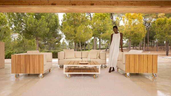 Vondom Pohovka 3-místná na kolečkách Vineyard, Vondom, 270x94x71 cm, lakovaný hliník, teak natural, sedáky venkovní látka Group 1A a 1B, barevné provedení dle vzorníku